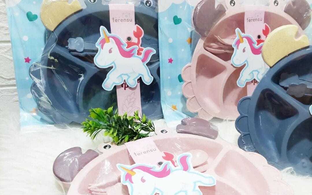 MIN ORDER 12 PC Salah satu BEST SELLER nih..🤩Untuk produk ini bisa 2-3 hari pengerjaan ya Piring Sekat Premium Bahan : Plastik serat jerami tebalDetails : Custom Desain untuk background piring + label plastik tenteng.Bisa ditambah snack sesuai budget 🤩——————GOTCHA! – since 2009Menerima custom souvenir..Bisa untuk ulang tahun, manyue, aqiqah, khitanan, perpisahan, gathering, dan untuk merchandise perusahaan… Harga Terjangkau Kualitas Terbaik Proses Ontime Termasuk Packaging Desain Custom Pengiriman ke seluruh Indonesia..Katalog Harga : cek di IG Shop / Katalog WA Order :WA : 085733405030(Link on bio).#mugcustom #mugsurabaya #hampersurabaya #souvenirmug #souvenirsurabaya #cetakmug #jualmug #manyue #hampermug #mugbirthday #souvenirbirthday #souvenirultah #tasultah #personalizedmug #customtumbler #goodiebagmurah #gotchaku #goodiebag #tasgoodiebag #goodiebagulangtahun #printingmug #supplymug #mugkeren #aqiqah #goodiebagmanyue #goodiebag #handukbordir #customsouvenir —————————————————————————Thank you! Happy shopping Have a nice day#piringsekatgotchaku