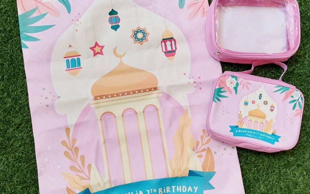 MINIMAL ORDER 12PC SAJA Salah satu souvenir favorite nih di bulan ramadhan ini..Anak2 yang terima pasti makin semangat ibadahnya.. hehehe..SAJADAH ANAK + TAS 🕋Size : 45 x 60 cmCustom nama beda2Pilihan desain banyak banget 🤩Yuk segera hubungi mimin..——————GOTCHA! – since 2009Menerima custom souvenir..Bisa untuk ulang tahun, manyue, aqiqah, khitanan, perpisahan, gathering, dan untuk merchandise perusahaan… Harga Terjangkau Kualitas Terbaik Proses Ontime Termasuk Packaging Desain Custom Pengiriman ke seluruh Indonesia..Katalog Harga : cek di IG Shop / Katalog WA Order :WA : 085733405030(Link on bio).#mugcustom #mugsurabaya #hampersurabaya #souvenirmug #souvenirsurabaya #cetakmug #jualmug #manyue #hampermug #mugbirthday #souvenirbirthday #souvenirultah #tasultah #personalizedmug #customtumbler #goodiebagmurah #gotchaku #goodiebag #tasgoodiebag #goodiebagulangtahun #printingmug #supplymug #mugkeren #aqiqah #goodiebagmanyue #goodiebag #handukbordir #customsouvenir —————————————————————————Thank you! Happy shopping Have a nice day#sajadahgotchaku