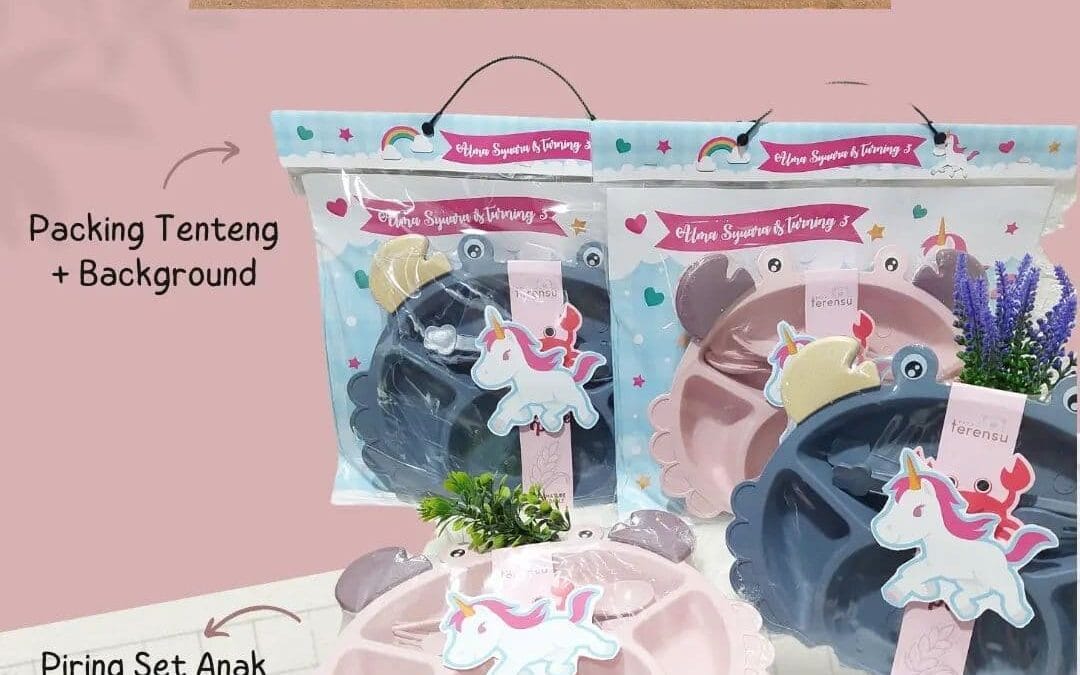 MIN ORDER 12 PC Salah satu BEST SELLER nih..🤩Untuk produk ini bisa 2-3 hari pengerjaan ya  Piring Sekat Premium Bahan : Plastik serat jerami tebalDetails : Custom Desain untuk background piring + label plastik tenteng.Bisa ditambah snack sesuai budget 🤩——————GOTCHA! – since 2009Menerima custom souvenir..Bisa untuk ulang tahun, manyue, aqiqah, khitanan, perpisahan, gathering, dan untuk merchandise perusahaan… Harga Terjangkau Kualitas Terbaik Proses Ontime Termasuk Packaging Desain Custom Pengiriman ke seluruh Indonesia..Katalog Harga : cek di IG Shop / Katalog WA Order :WA : 085733405030(Link on bio).#mugcustom #mugsurabaya #hampersurabaya #souvenirmug #souvenirsurabaya #cetakmug #jualmug #manyue #hampermug #mugbirthday #souvenirbirthday #souvenirultah #tasultah #personalizedmug #customtumbler #goodiebagmurah #gotchaku #goodiebag #tasgoodiebag #goodiebagulangtahun #printingmug #supplymug #mugkeren #aqiqah #goodiebagmanyue #goodiebag #handukbordir #customsouvenir —————————————————————————Thank you! Happy shopping Have a nice day#piringsekatgotchaku