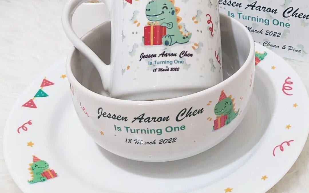 MINIMAL ORDER 12 set (Pakai Hardbox, min 20 pc).LUNCIE SETBahan : keramik full 🤩Piring Makan, mug, dan mangkok.Bisa custom desain..Cocok banget untuk dibagikan ke kerabat2 terdekat dan pasti dipakai 🤩. Pandemi seperti saat2 ini, sebaiknya kirim2 hampers saja ya dari rumah, Moms.. Supaya semuanya aman .GOTCHA! – since 2009Menerima custom souvenir..Bisa untuk ulang tahun, manyue, aqiqah, khitanan, perpisahan, gathering, dan untuk merchandise perusahaan… Harga Terjangkau Kualitas Terbaik Proses Ontime Termasuk Packaging Desain Custom Pengiriman ke seluruh Indonesia..Order :WA : 085733405030.Pricelist :Katalog WA / website di bio .#mugcustom #mugsurabaya #hampersurabaya #souvenirmug #souvenirsurabaya #cetakmug #jualmug #manyue #hampermug #mugbirthday #souvenirbirthday #souvenirultah #tasultah #personalizedmug #customtumbler #goodiebagmurah #gotchaku #goodiebag #tasgoodiebag #goodiebagulangtahun #printingmug #supplymug #mugkeren #aqiqah #goodiebagmanyue #goodiebag #handukbordir #customsouvenir —————————————————————————Thank you! Happy shopping Have a nice day#lunchiesetgotchaku
