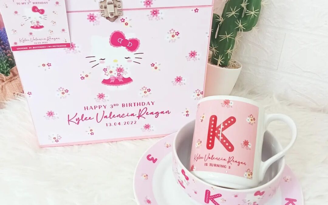 MINIMAL ORDER 12 set (Pakai Hardbox, min 20 pc).LUNCIE SETBahan : keramik full 🤩Piring Makan, mug, dan mangkok.Bisa custom desain..Cocok banget untuk dibagikan ke kerabat2 terdekat dan pasti dipakai 🤩. Pandemi seperti saat2 ini, sebaiknya kirim2 hampers saja ya dari rumah, Moms.. Supaya semuanya aman .GOTCHA! – since 2009Menerima custom souvenir..Bisa untuk ulang tahun, manyue, aqiqah, khitanan, perpisahan, gathering, dan untuk merchandise perusahaan… Harga Terjangkau Kualitas Terbaik Proses Ontime Termasuk Packaging Desain Custom Pengiriman ke seluruh Indonesia..Order :WA : 085733405030.Pricelist :Katalog WA / website di bio .#mugcustom #mugsurabaya #hampersurabaya #souvenirmug #souvenirsurabaya #cetakmug #jualmug #manyue #hampermug #mugbirthday #souvenirbirthday #souvenirultah #tasultah #personalizedmug #customtumbler #goodiebagmurah #gotchaku #goodiebag #tasgoodiebag #goodiebagulangtahun #printingmug #supplymug #mugkeren #aqiqah #goodiebagmanyue #goodiebag #handukbordir #customsouvenir —————————————————————————Thank you! Happy shopping Have a nice day#lunchiesetgotchaku
