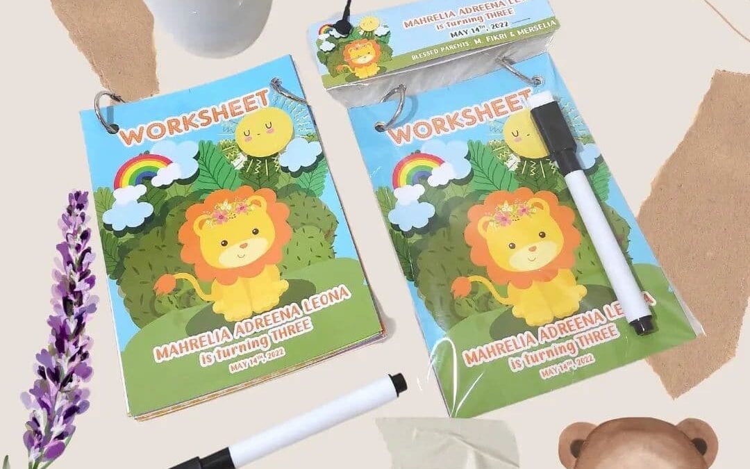 MIN ORDER 12 PC Salah satu souvenir terbaru nih!WORKSHEET BOOK ️Size : A6, 15 HalamanBisa custom cover buku sesuai temaTermasuk Spidol kecilSangat bergunaaa sekali ya souvenir ini.. Bisa untuk anak2 isi waktu mereka lo..🤩Buruan hubungi mimin ya!——————GOTCHA! – since 2009Menerima custom souvenir..Bisa untuk ulang tahun, manyue, aqiqah, khitanan, perpisahan, gathering, dan untuk merchandise perusahaan… Harga Terjangkau Kualitas Terbaik Proses Ontime Termasuk Packaging Desain Custom Pengiriman ke seluruh Indonesia..Katalog Harga : cek di IG Shop / Katalog WA Order :WA : 085733405030(Link on bio).#mugcustom #mugsurabaya #hampersurabaya #souvenirmug #souvenirsurabaya #cetakmug #jualmug #manyue #hampermug #mugbirthday #souvenirbirthday #souvenirultah #tasultah #personalizedmug #customtumbler #goodiebagmurah #gotchaku #goodiebag #tasgoodiebag #goodiebagulangtahun #printingmug #supplymug #mugkeren #aqiqah #goodiebagmanyue #goodiebag #handukbordir #customsouvenir —————————————————————————Thank you! Happy shopping Have a nice day#gotchakuworksheet