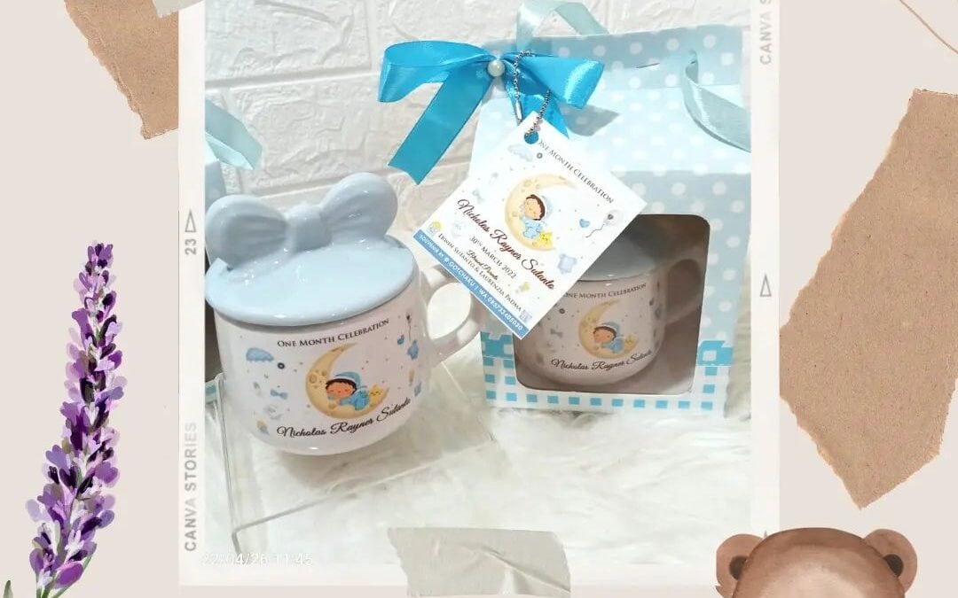 MIN ORDER 12PC MUG PITA + milkbox Cuteeee banget yah gelasnya! Gelas keramik dengan tutup berbentuk pita.Bisa di packing plastik, soft box printing (seperti di foto), dan hardbox.Desainnya semua custom..GOTCHA! – since 2009Menerima custom souvenir..Bisa untuk ulang tahun, manyue, aqiqah, khitanan, perpisahan, gathering, dan untuk merchandise perusahaan… Harga Terjangkau Kualitas Terbaik Proses Ontime Termasuk Packaging Desain Custom Pengiriman ke seluruh Indonesia..Order :WA : 085733405030(Link on bio).#mugcustom #mugsurabaya #hampersurabaya #souvenirmug #souvenirsurabaya #cetakmug #jualmug #manyue #hampermug #mugbirthday #souvenirbirthday #souvenirultah #tasultah #personalizedmug #customtumbler #goodiebagmurah #gotchaku #souvenirlahiran #goodiebagulangtahun #printingmug #supplymug #mugkeren #aqiqah #goodiebagmanyue #goodiebag #handukbordir #customsouvenir #souvenirterpercaya —————————————————————————Thank you! Happy shopping Have a nice day